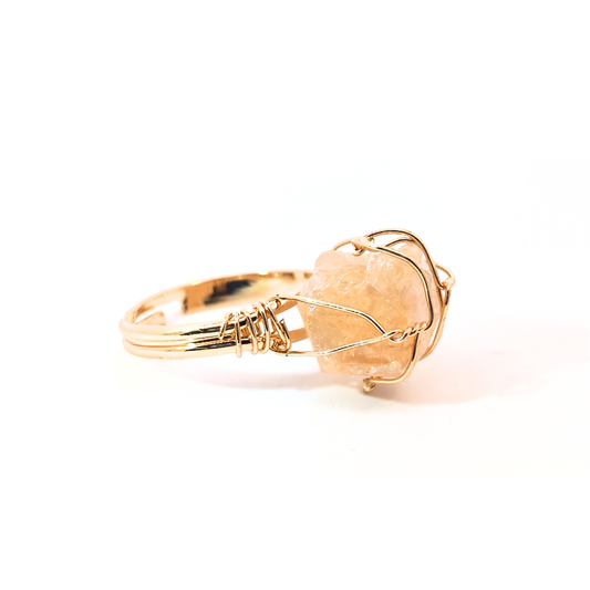 Gouden ring met citrien edelsteen, handgezet in draadwerk