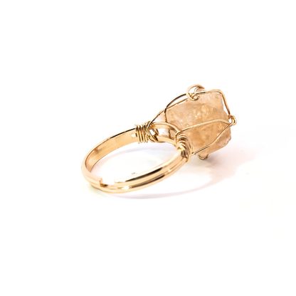 Detail van ruwe citrien edelsteen in handgemaakte gouden ring