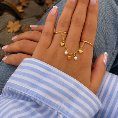 Gouden ring handchain met hartjes en parels