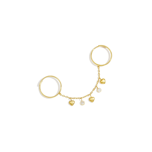 Gouden ring handchain met twee ringen verbonden door een fijn goudkleurig kettinkje met drie hartjes en twee ronde strass bedeltjes.