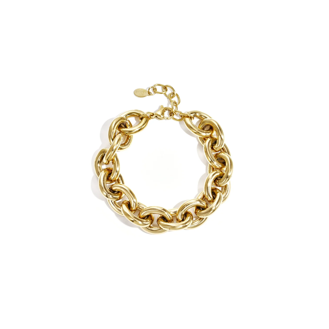 gouden schakelarmband met grote ronde schakels en verstelbare sluiting op witte achtergrond