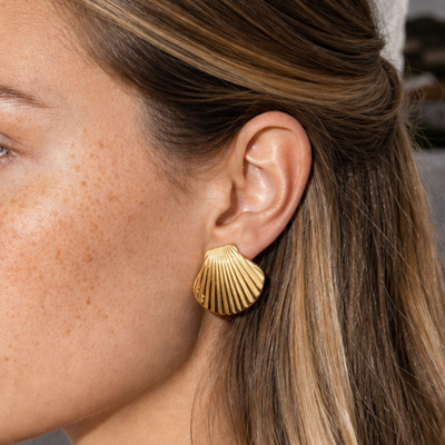 Gouden statement schelpen oorknopje