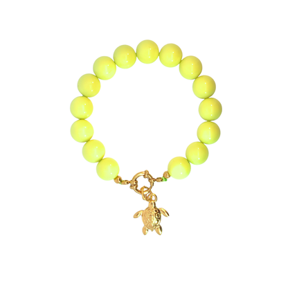 Goudkleurige schildpad charm aan kralenarmband met boeislot.
