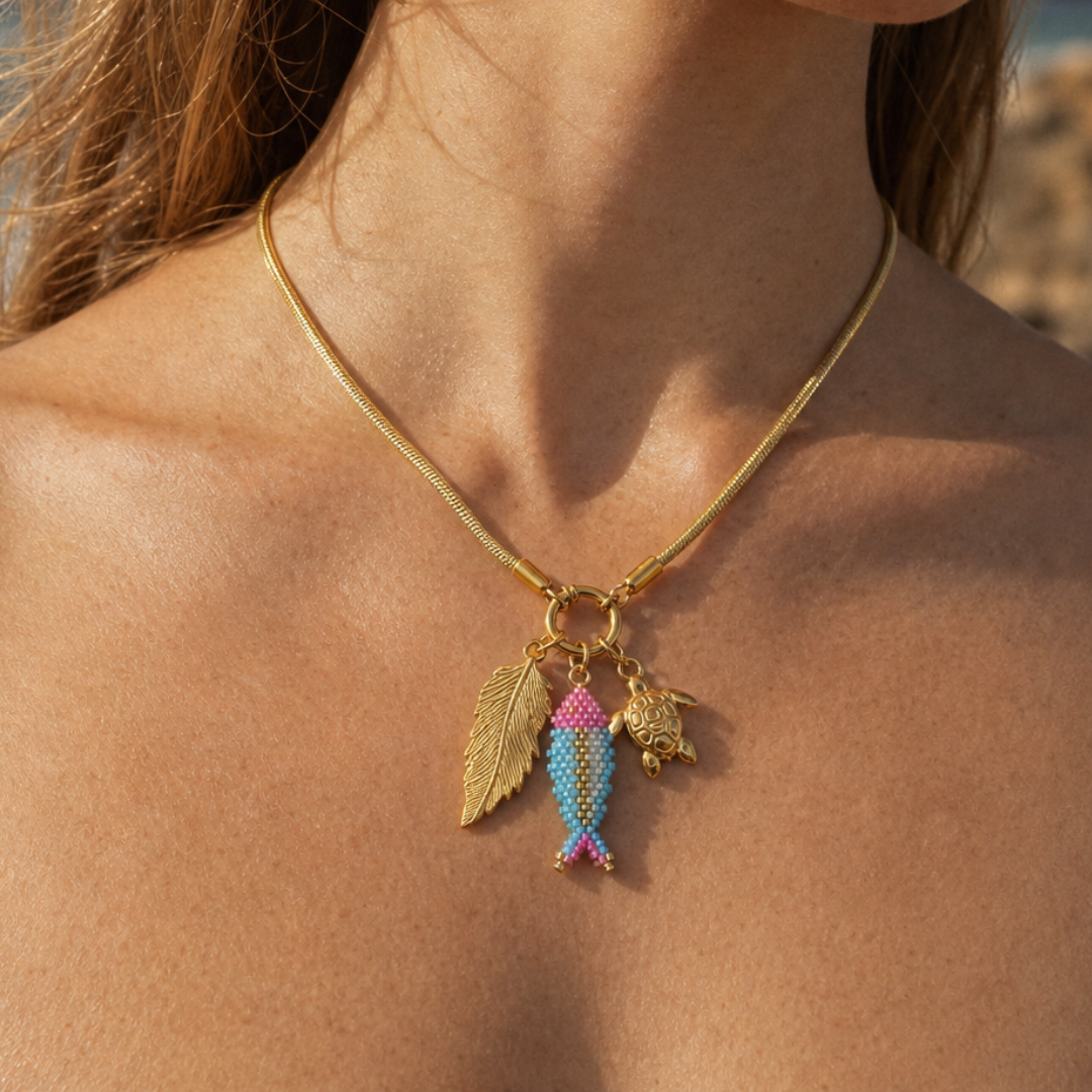 Gouden slangketting met vis veer en schildpad bedels van Casa Jadel