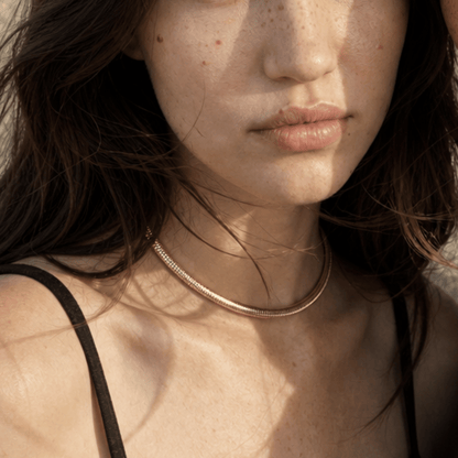 Model draagt gouden snake ketting van Casa Jadel