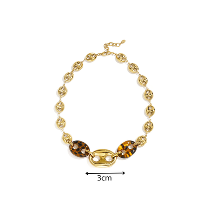 Gouden statement ketting met bruine bean - varkensneus schakels en grote gouden middenschakel afmeting