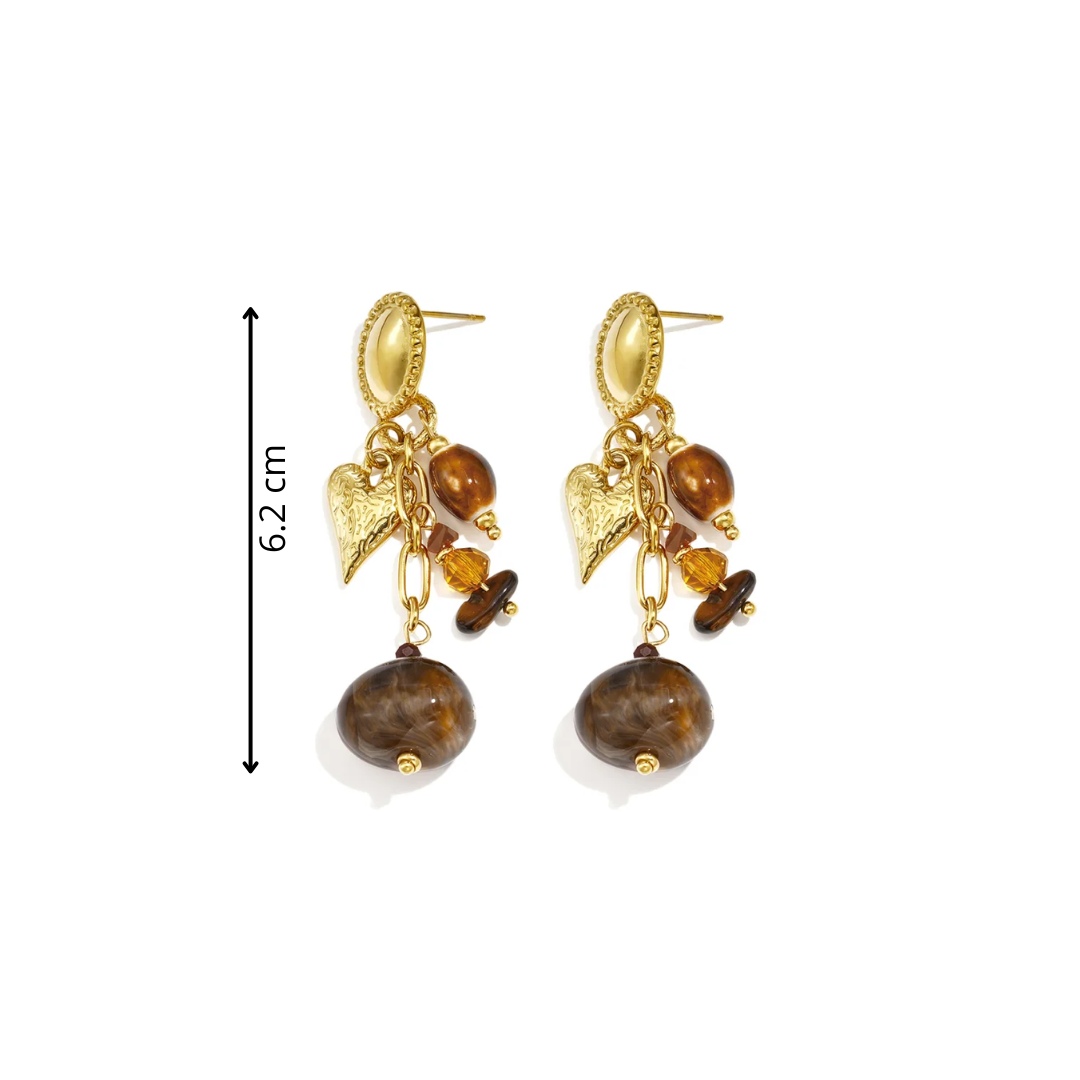 Gouden statement oorbellen met ovale oorknopjes, gouden hartjes, amberkleurige kralen en grote gemarmerde bruine kralenhangers afmeting