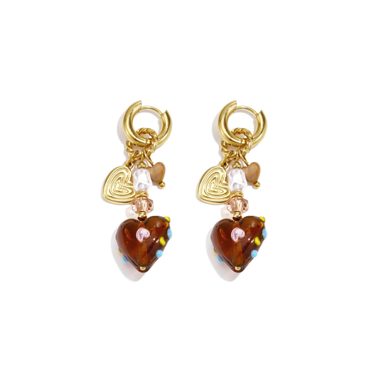 Gouden statement oorringen met amber bruine hartjes, kralen en gouden hartjes bedels
