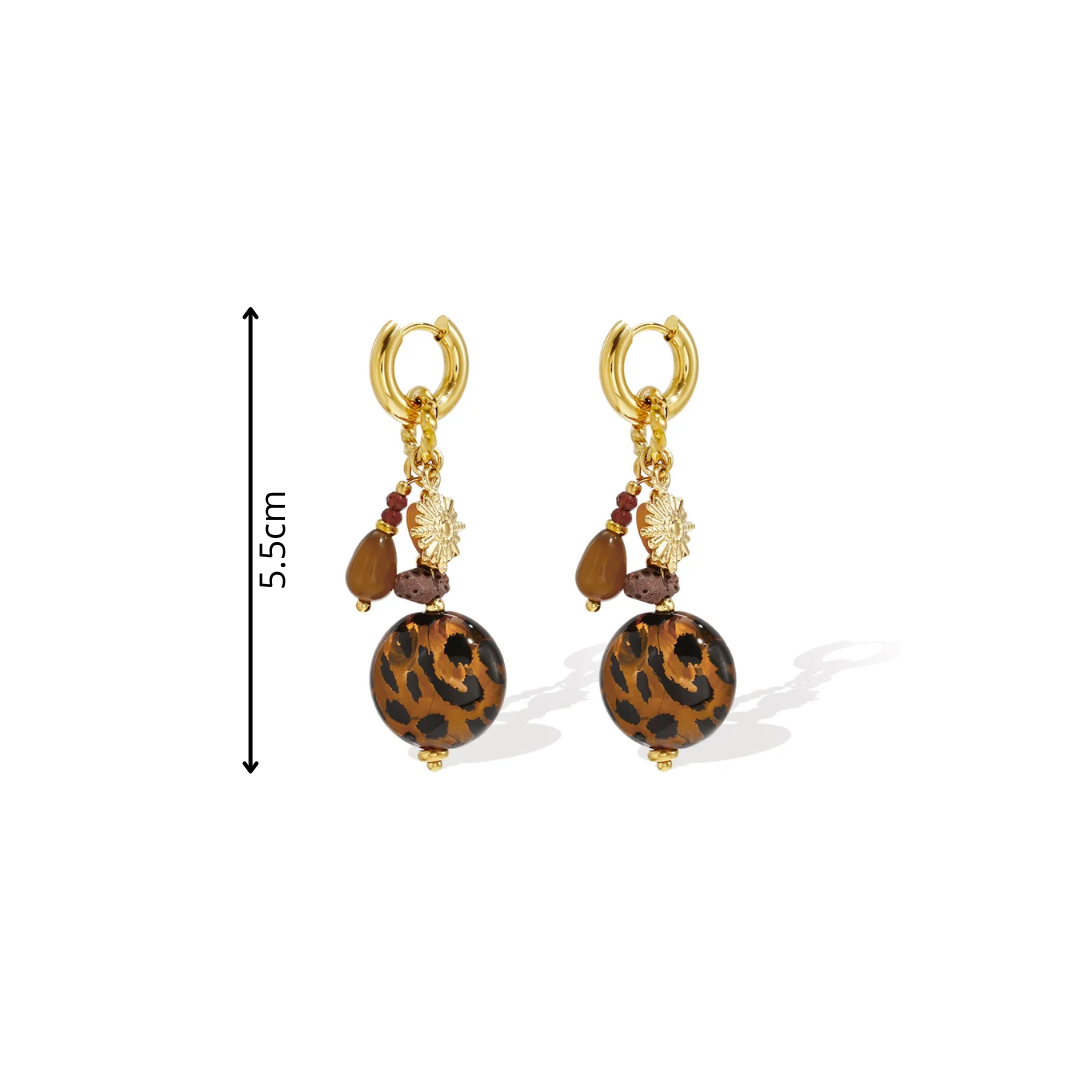 Gouden statement oorringen met grote amberkleurige panterprint kralen, bruine hangers, bordeauxrode kraaltjes en gouden bloembedeltjes afmeting
