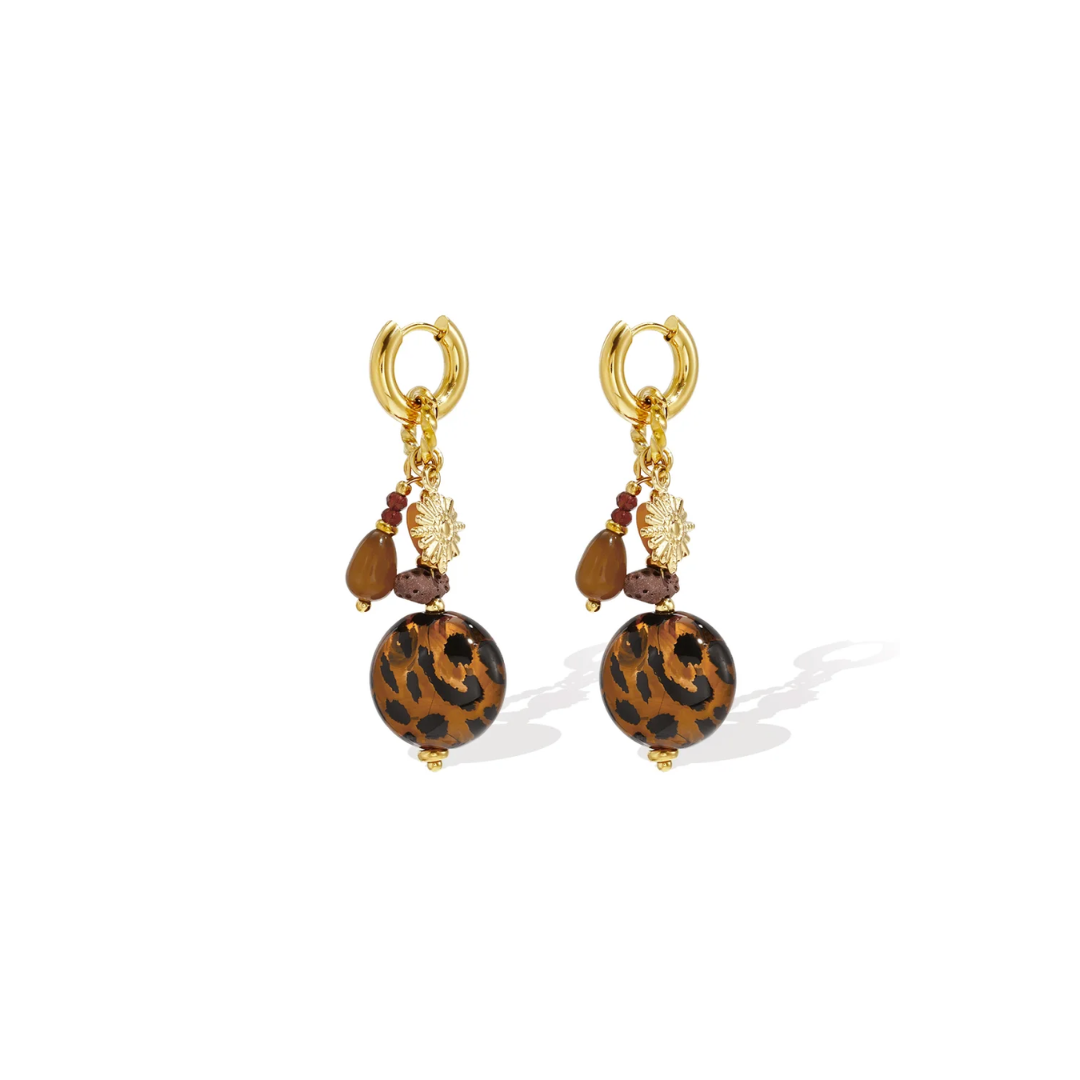 Gouden statement oorringen met grote amberkleurige panterprint kralen, bruine hangers, bordeauxrode kraaltjes en gouden bloembedeltjes