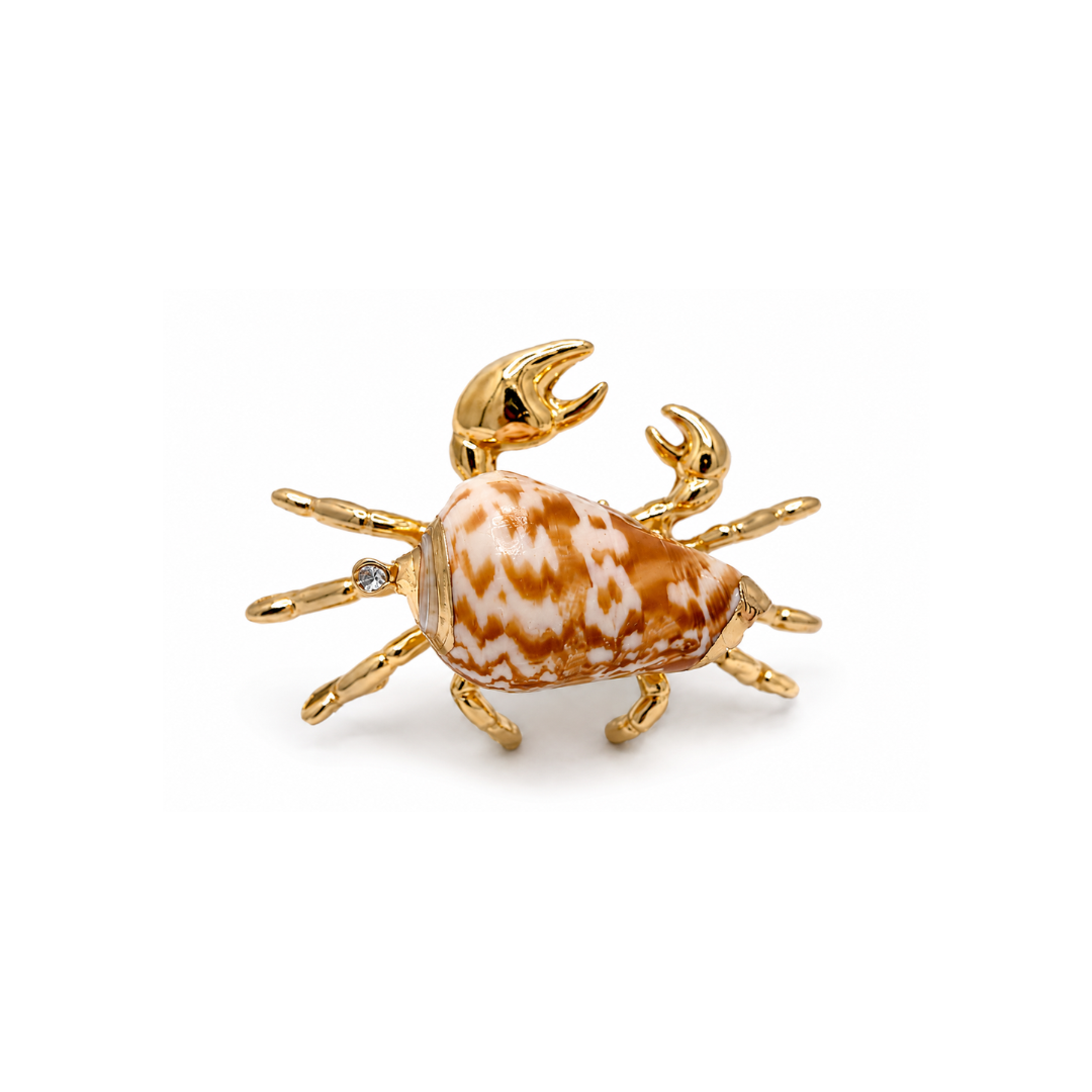 Gouden statement ring met krab en natuurlijke schelp uit de The Beach Club collectie.