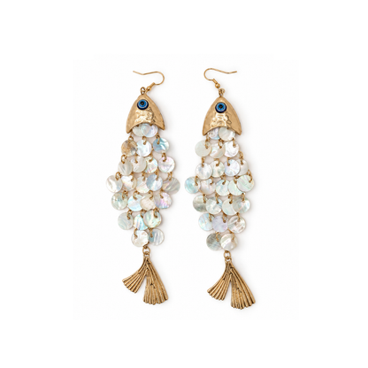 Gouden statement vis oorbellen met parelmoer schelpen schubben en blauwe oogdetails van Casa Jadel.