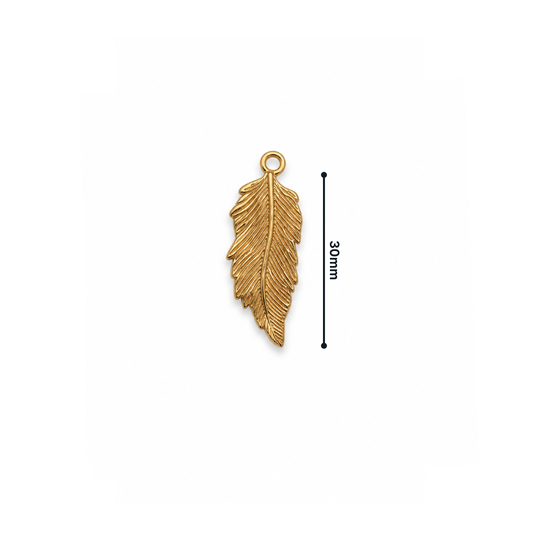 Afmeting van goudkleurige veer bedel met fijne reliëfdetails voor kettingen en armbanden van Casa Jadel.