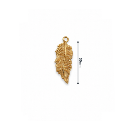 Afmeting van goudkleurige veer bedel met fijne reliëfdetails voor kettingen en armbanden van Casa Jadel.