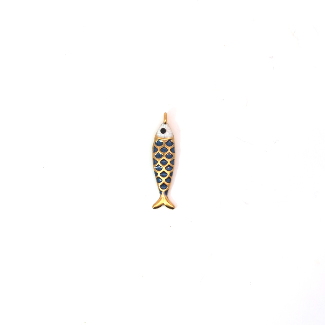 Goudkleurige vis bedel met blauwe schubben, speelse bedel voor ketting of armband in Ibiza-style van Jadel.