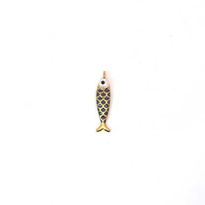 Goudkleurige vis bedel met blauwe schubben, speelse bedel voor ketting of armband in Ibiza-style van Jadel.