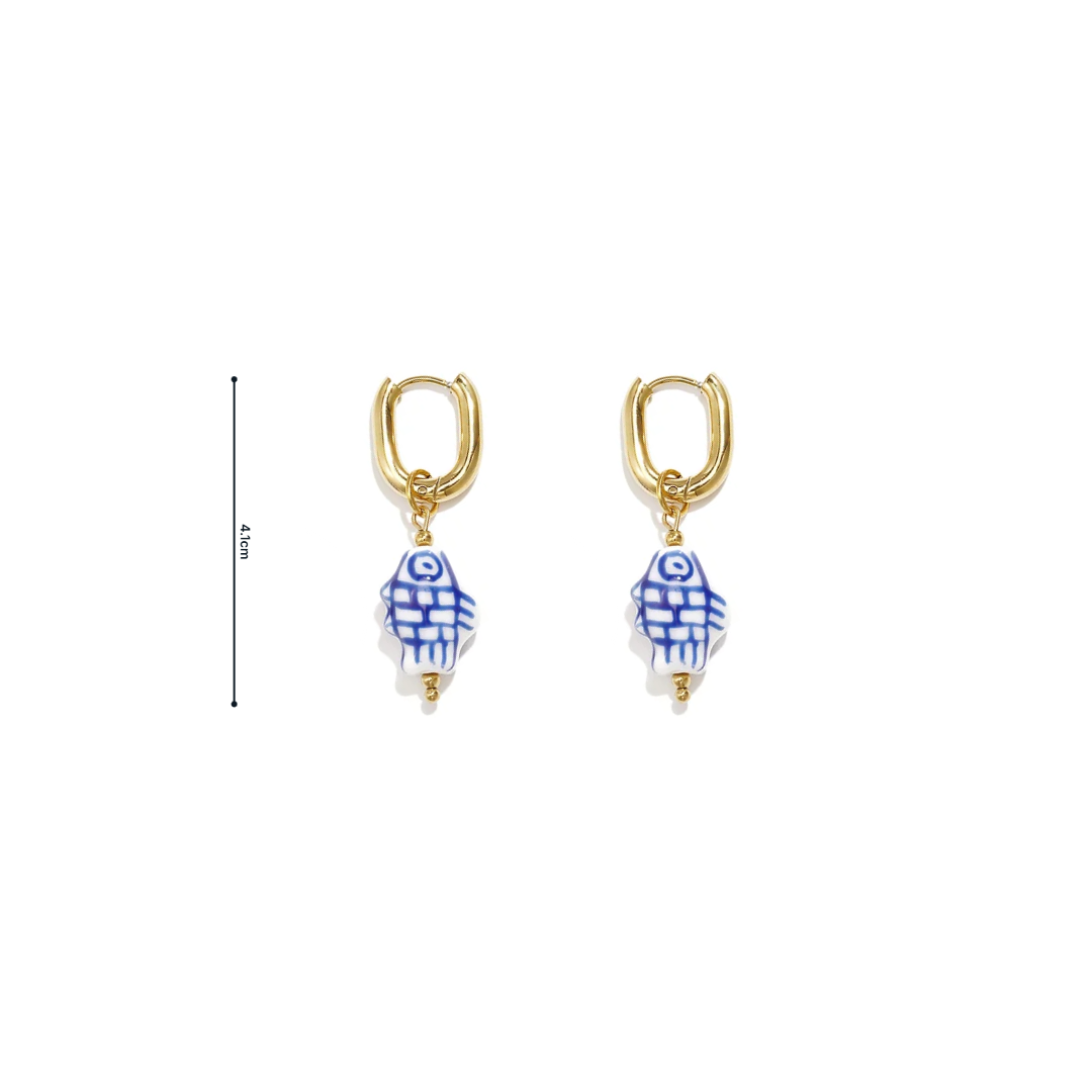 Gouden oorbellen met blauw witte visbedels in mediterrane Ibiza stijl fameting