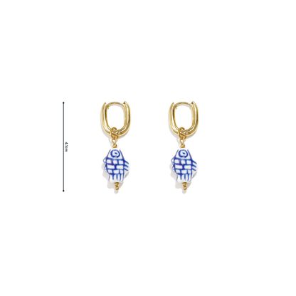 Gouden oorbellen met blauw witte visbedels in mediterrane Ibiza stijl fameting