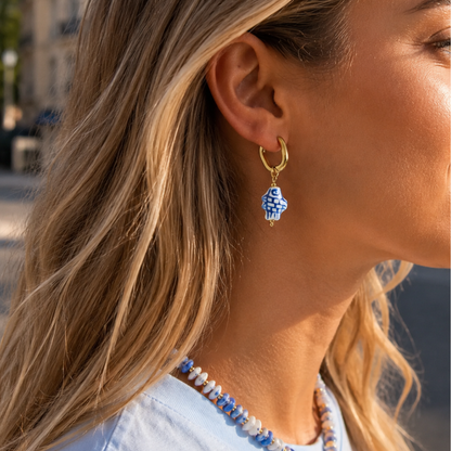 model met Gouden oorbellen met blauw witte visbedels in mediterrane Ibiza stijl