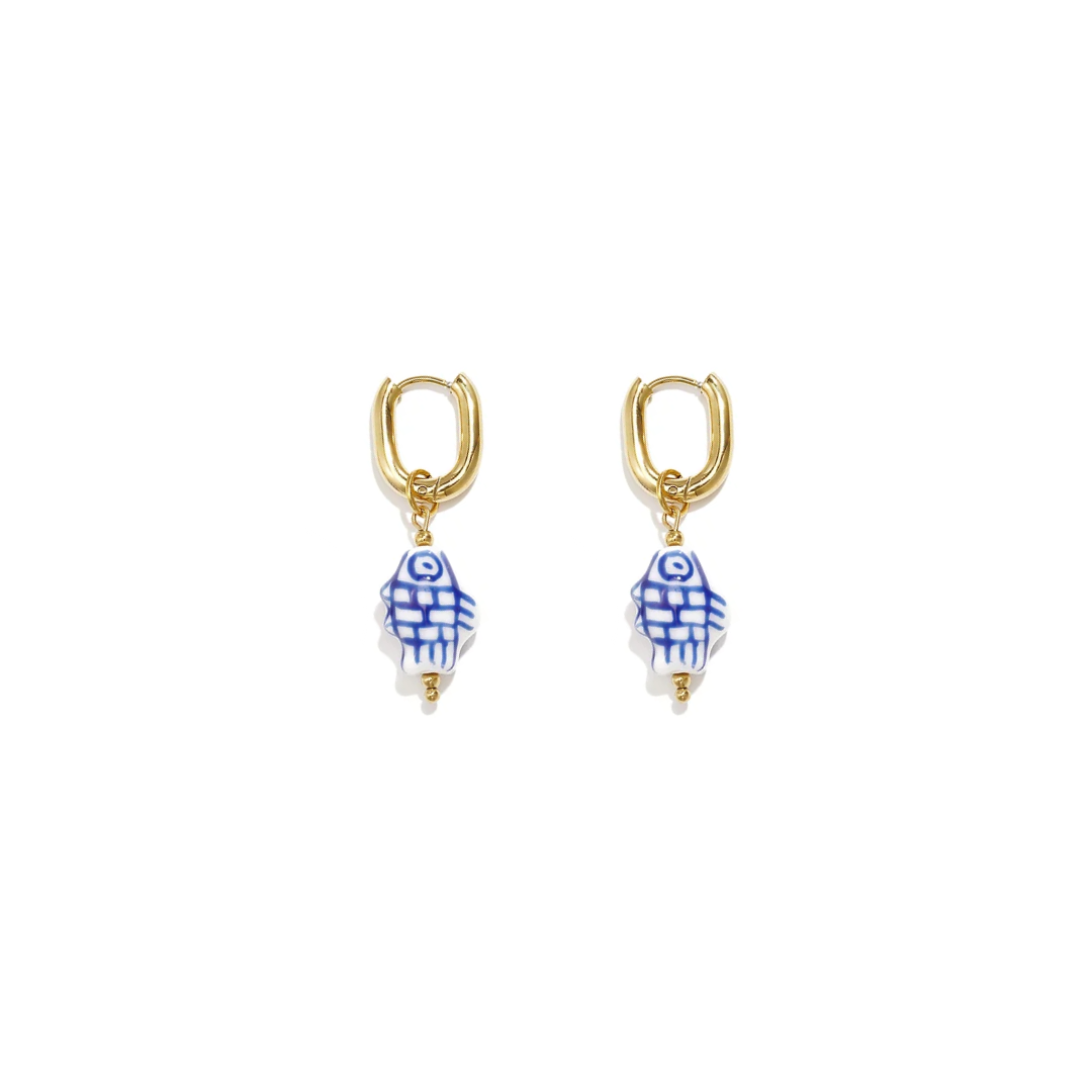 Gouden oorbellen met blauw witte visbedels in mediterrane Ibiza stijl