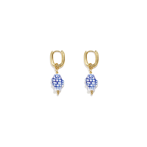 Gouden oorbellen met blauw witte visbedels in mediterrane Ibiza stijl