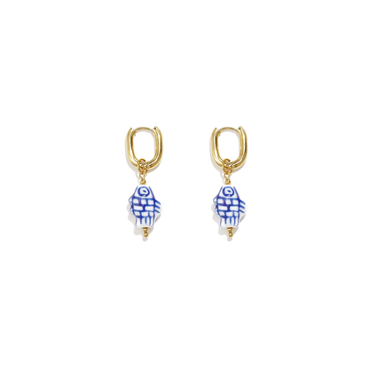 Gouden oorbellen met blauw witte visbedels in mediterrane Ibiza stijl