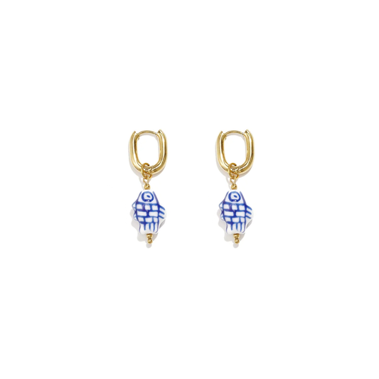 Gouden oorbellen met blauw witte visbedels in mediterrane Ibiza stijl