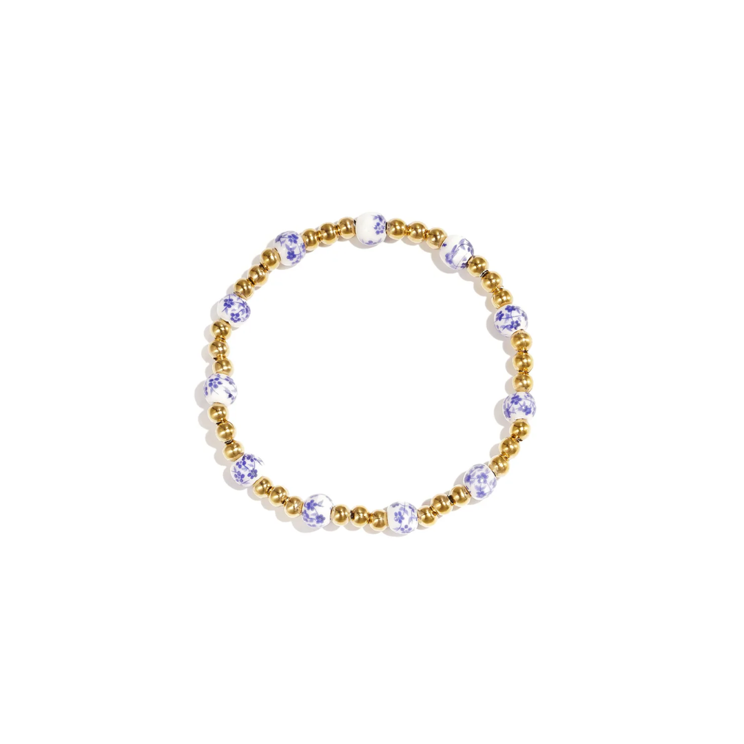 Gouden kralenarmband met wit-blauwe porseleinlook kralen van Casa Jadel.