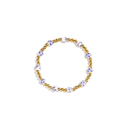 Gouden kralenarmband met wit-blauwe porseleinlook kralen van Casa Jadel.