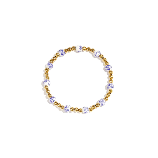 Gouden kralenarmband met wit-blauwe porseleinlook kralen van Casa Jadel.