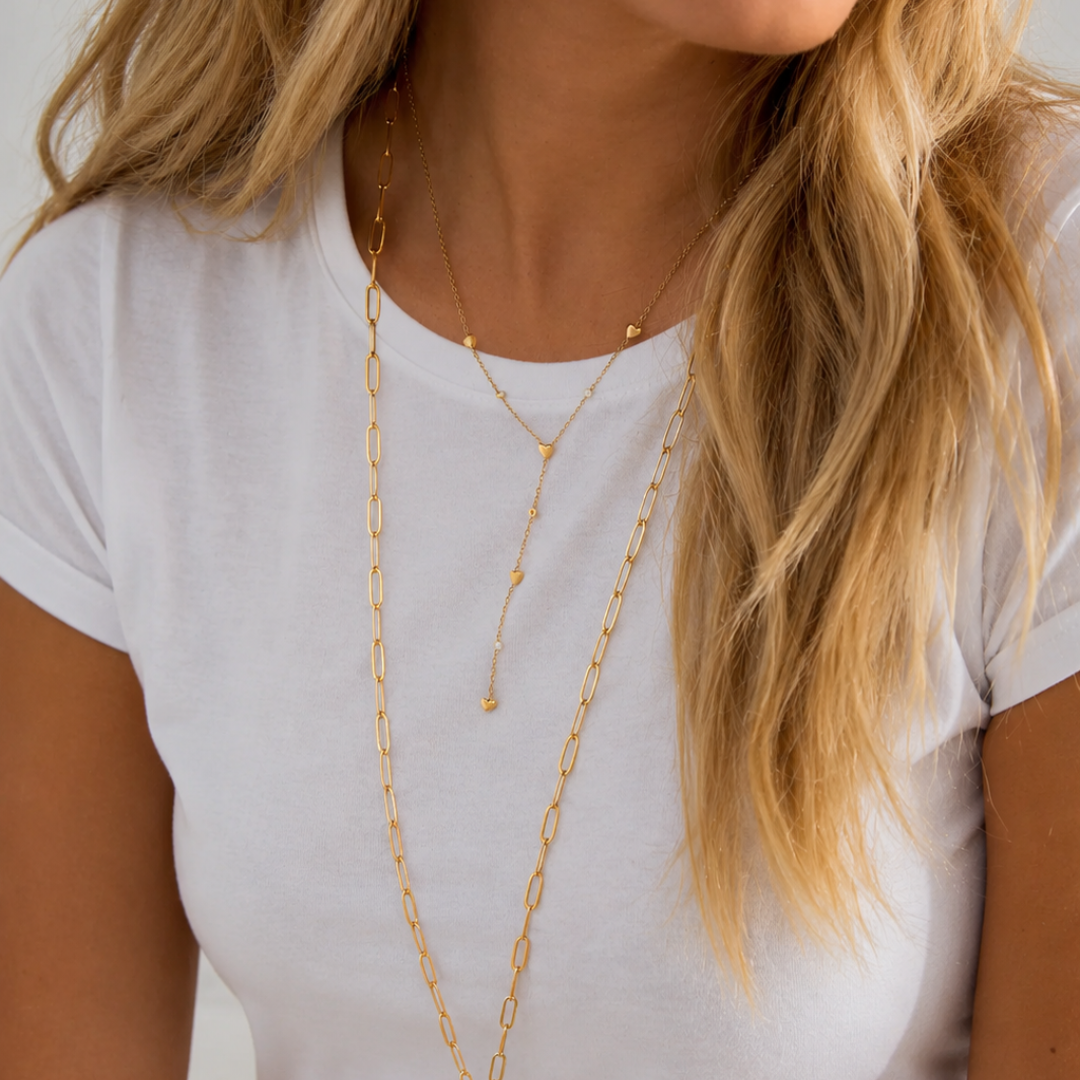 Model met Gouden Y lijn ketting met hartjes en strass van Casa Jadel 