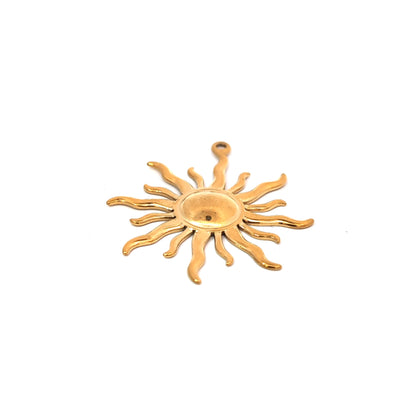 Detail van goudkleurige zon hanger met organische stralen, Ibiza style hanger van Jadel