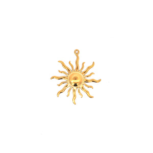 Goudkleurige zon hanger met speelse stralen, zomerse bedel in Ibiza style van Jadel