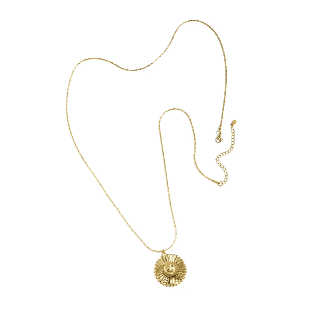 Gouden ketting met ronde zon hartje hanger en reliëf design.