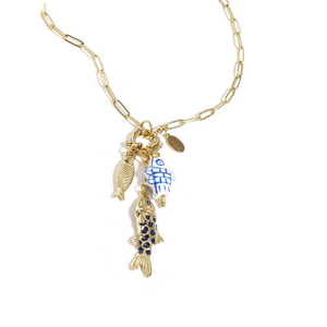 Gouden schakelketting met vis bedels in blauw en wit, inclusief goudkleurige vis hanger en keramiek vis detail met toggle sluiting.