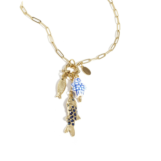 Gouden schakelketting met vis bedels in blauw en wit, inclusief goudkleurige vis hanger en keramiek vis detail met toggle sluiting.