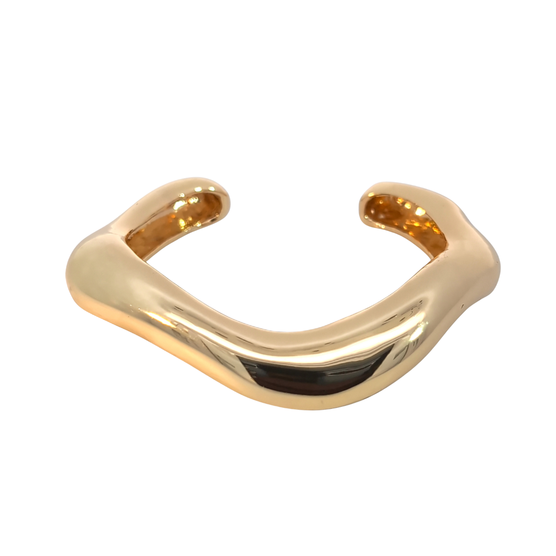 Minimalistische goudkleurige bangle met vloeiende, sculpturale vorm. Een tijdloze statement armband met luxe uitstraling, perfect voor elke outfit.