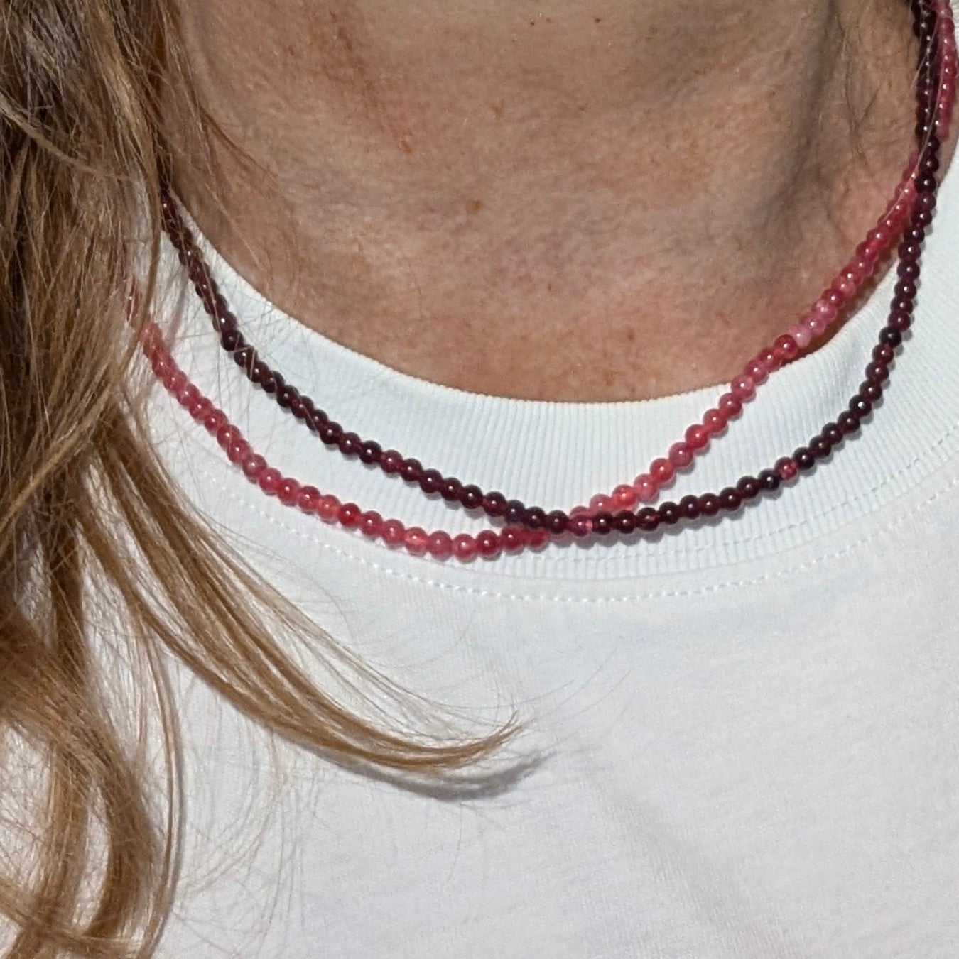 model met granaat ketting rhodoniet ketting mode
