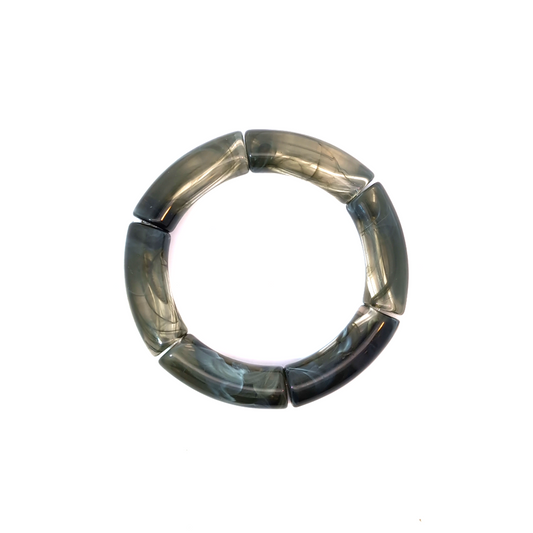 Grijze gemarmerde tube armband met glanzende afwerking op witte achtergrond