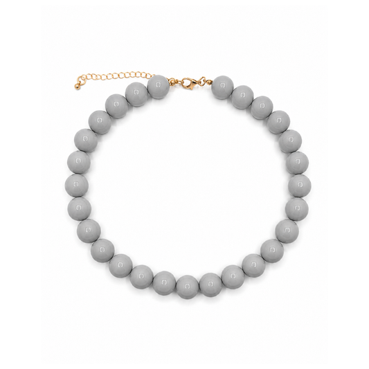 Grijze grote kralenketting Luna met marble kralen en goudkleurige details.