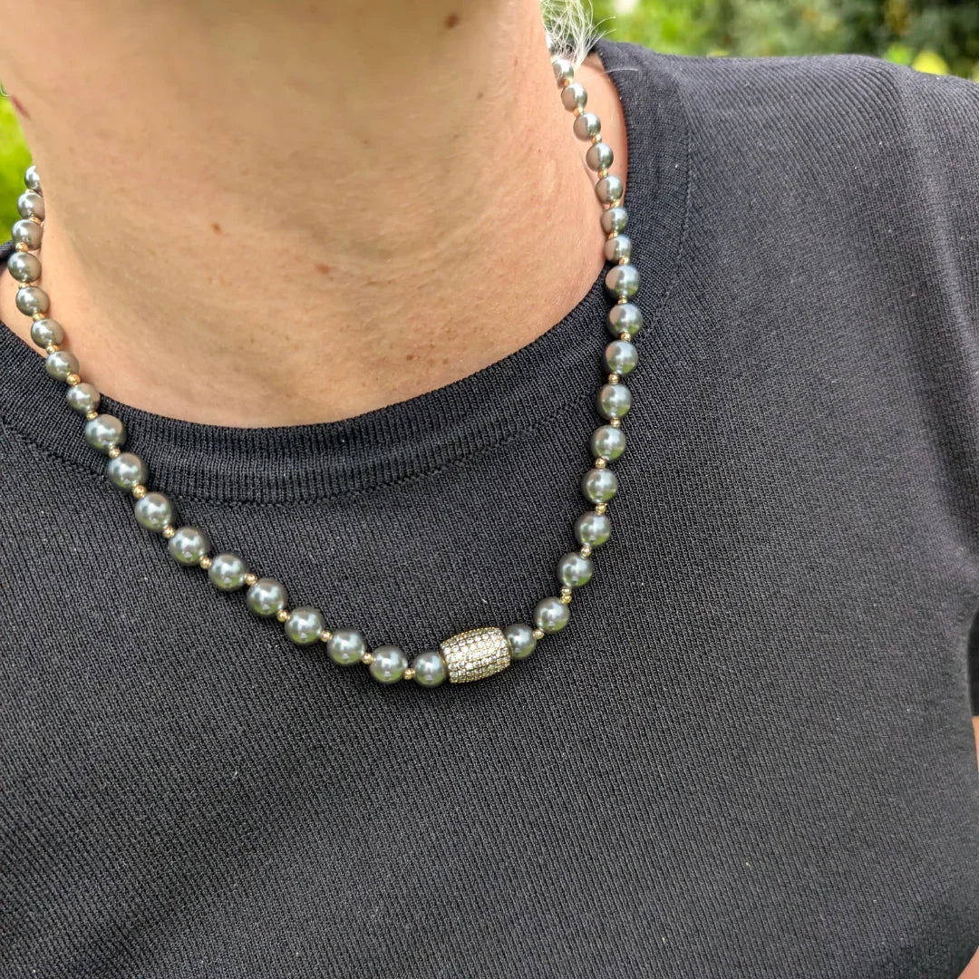 Zilvergrijze parel ketting afgewisseld met goudkleurige kraaltjes en een bedel met strass - Casa Jadel