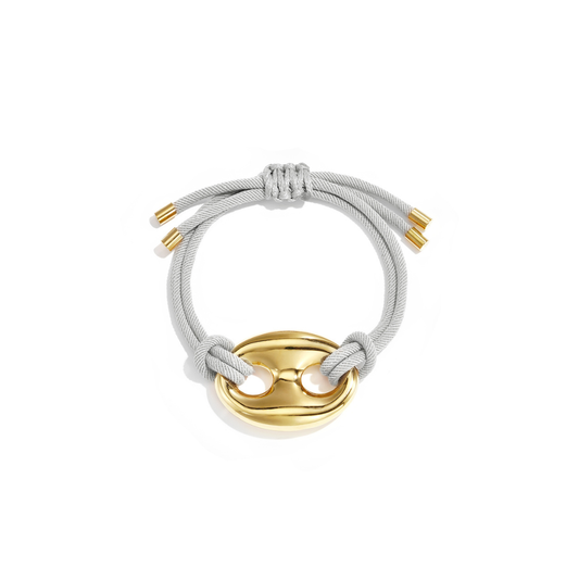 Grijze satijnkoord armband met gouden bean sluiting van stainless steel.