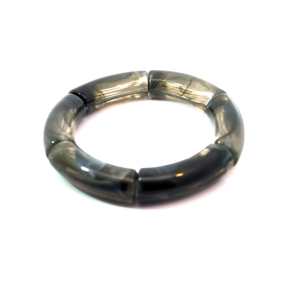 Grijze gemarmerde tube armband met luxe glans en subtiel gemarmerd patroon