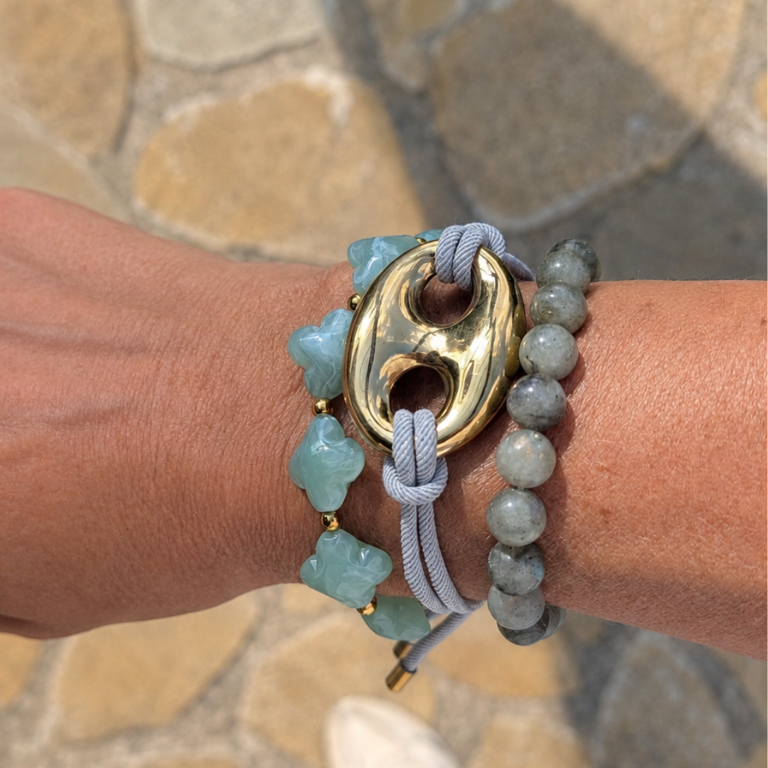 arm met grijze en mintgroene armbanden klaver en bean 