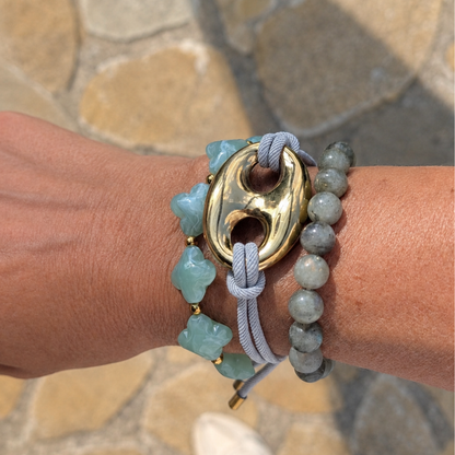 arm met grijze en mintgroene armbanden klaver en bean 