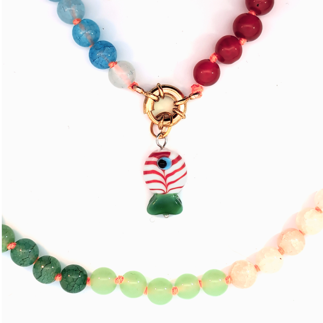 Groen-blauwe glazen kralenketting in Ibiza style met glazen guppie visbedel en boeislot
