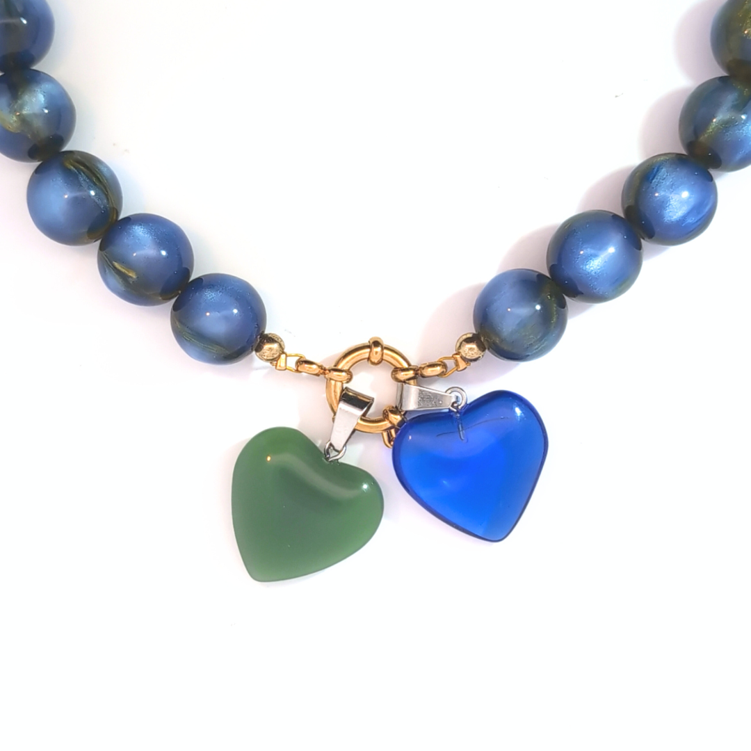 Groen hartje bedel gecombineerd met andere hartjesbedels aan ketting