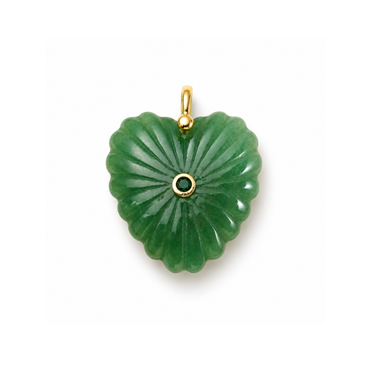 Groene aventurijn hartbedel met uitgesneden reliëf, donkergroen middensteentje en goudkleurig ophangoog, 32 × 30 mm.