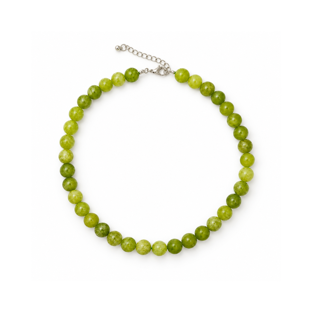 Groene aventurijn natuursteen kralenketting Kiki met ronde kralen en een zilverkleurige sluiting op een witte achtergrond.
