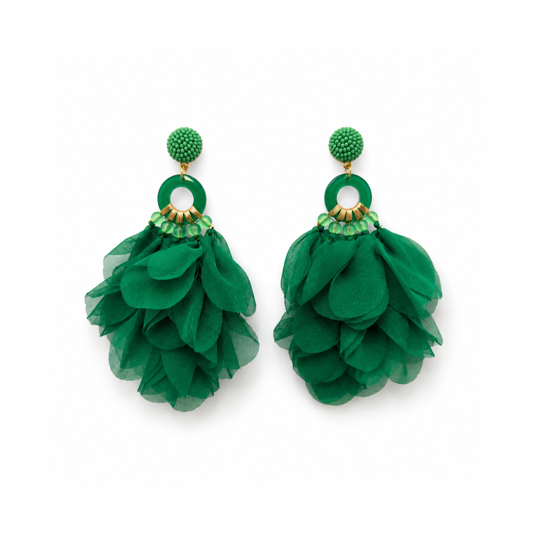 Groene bohemian statement oorbellen met kralen, gouden details en grote stoffen bloemen